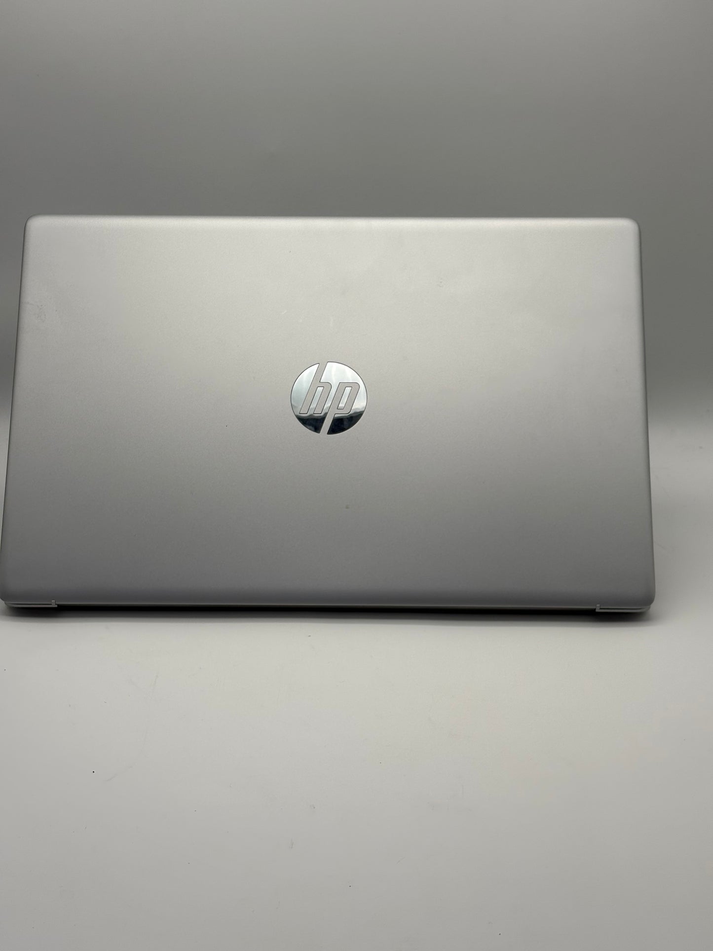 HP 17-cn3403nr 17.3-inch Intel Core i3 8GB RAM 128GB SSD Silver Laptop