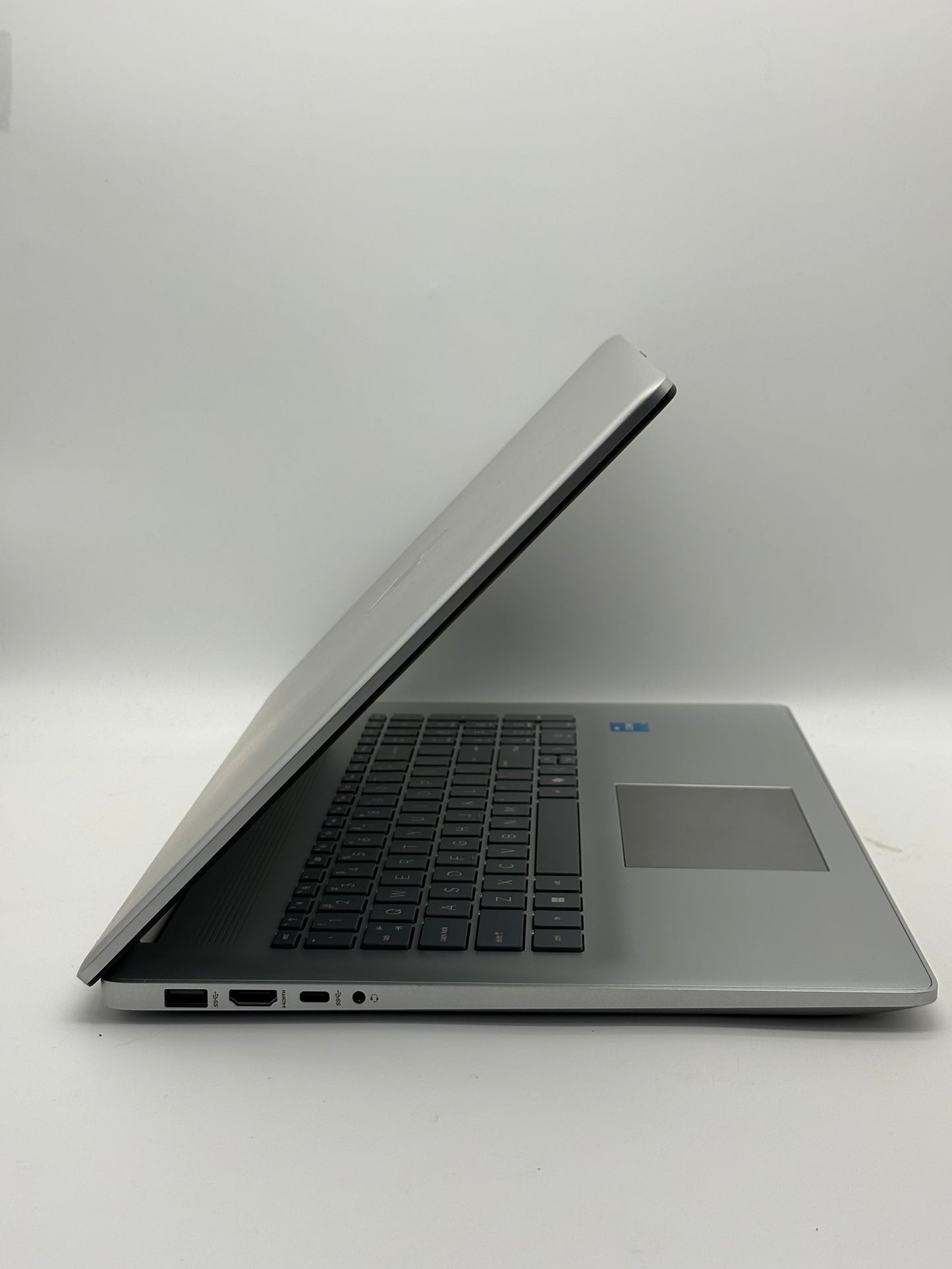 HP 17-cn3403nr 17.3-inch Intel Core i3 8GB RAM 128GB SSD Silver Laptop