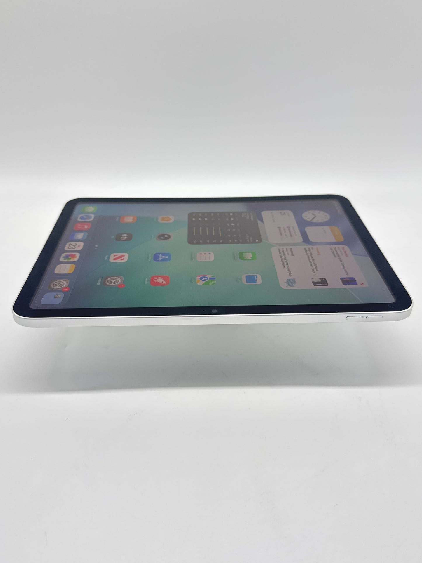 Apple iPad 10th Gen 64GB A2696 Wi-Fi Only Silver
